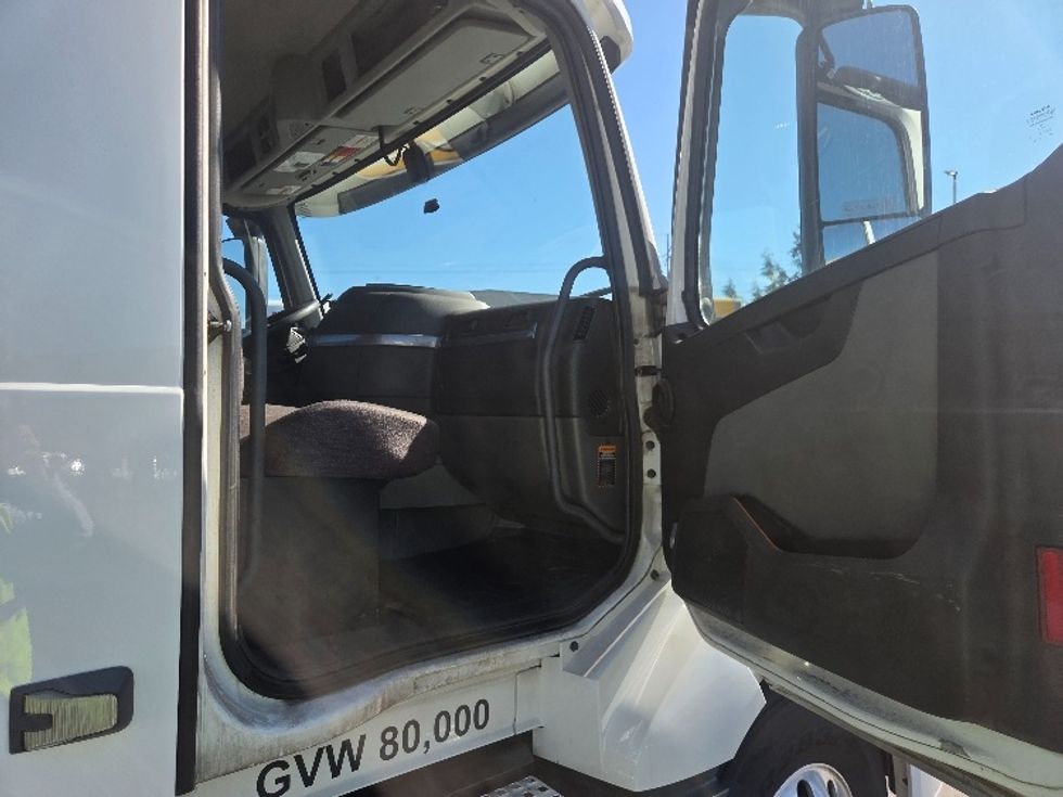 Day Cab Tractor-Heavy Duty Tractors-Volvo-2021-VNL64T300-Kent-WA-206,502\n\t\tmiles-$ 70,750 - Image 12