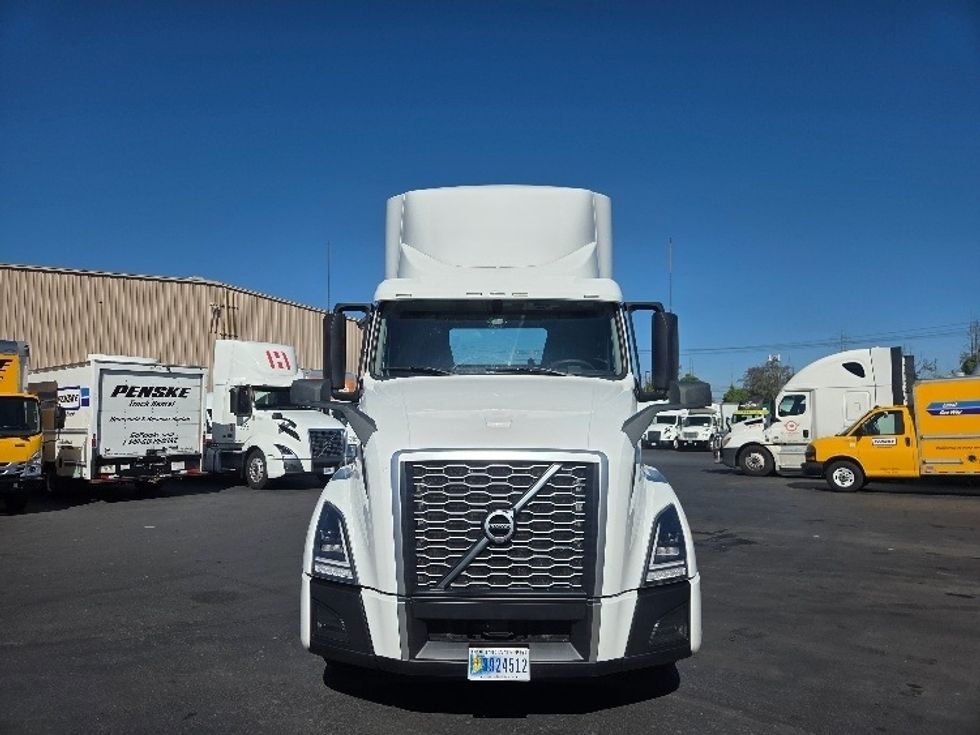Day Cab Tractor-Heavy Duty Tractors-Volvo-2021-VNL64T300-Kent-WA-206,502\n\t\tmiles-$ 70,750 - Image 2