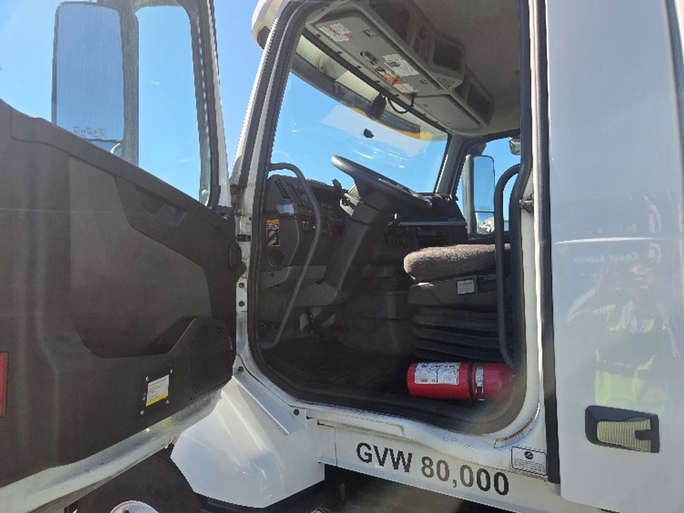 Day Cab Tractor-Heavy Duty Tractors-Volvo-2021-VNL64T300-Kent-WA-206,502\n\t\tmiles-$ 70,750 - Image 9