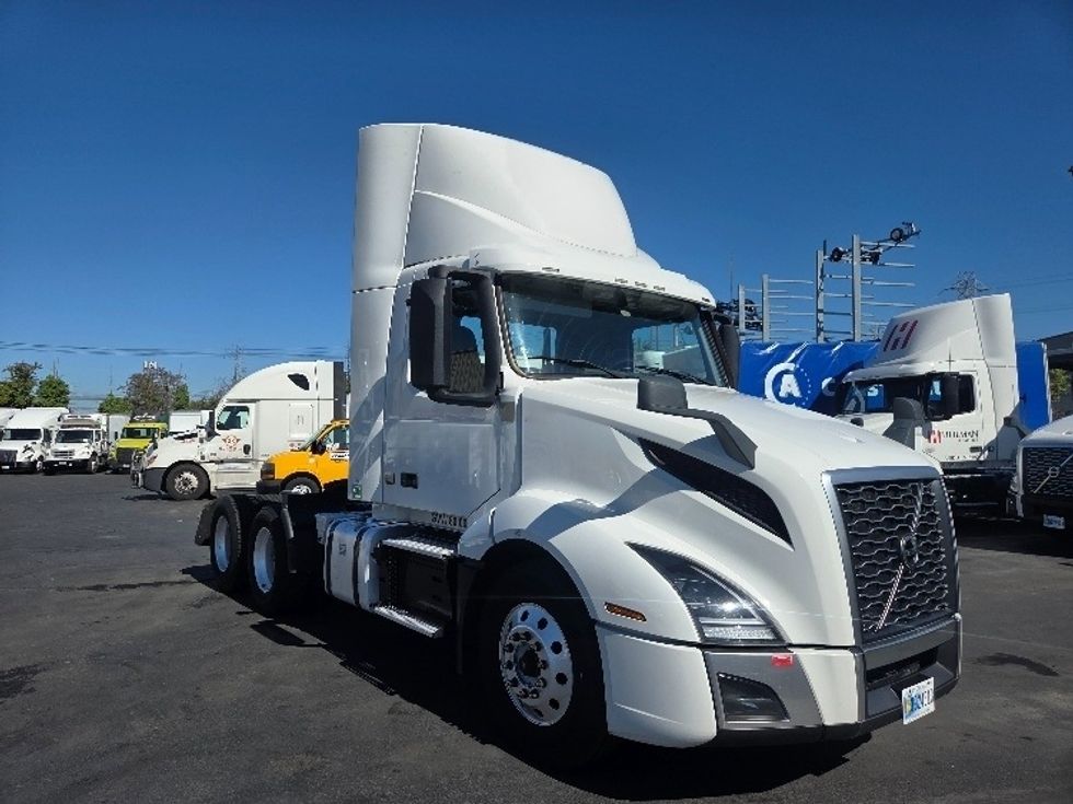 Day Cab Tractor-Heavy Duty Tractors-Volvo-2021-VNL64T300-Kent-WA-208,321\n\t\tmiles-$ 70,750 - Image 1