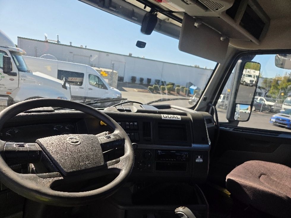 Day Cab Tractor-Heavy Duty Tractors-Volvo-2021-VNL64T300-Kent-WA-208,321\n\t\tmiles-$ 70,750 - Image 10