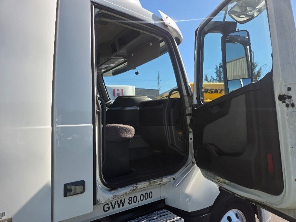Day Cab Tractor-Heavy Duty Tractors-Volvo-2021-VNL64T300-Kent-WA-208,321\n\t\tmiles-$ 70,750 - Image 12