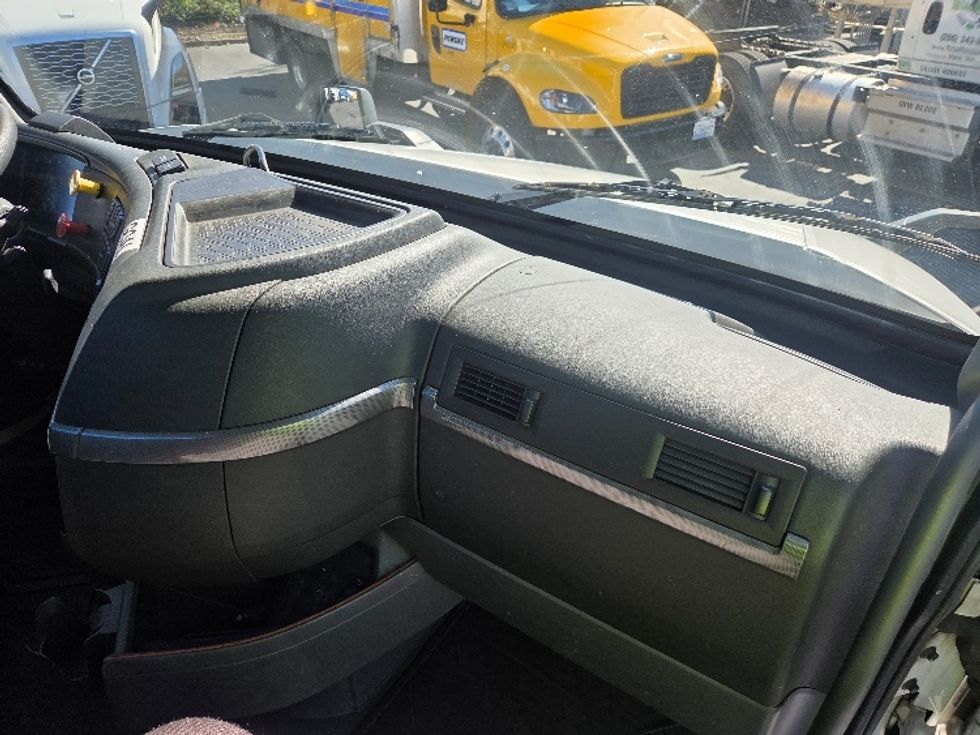 Day Cab Tractor-Heavy Duty Tractors-Volvo-2021-VNL64T300-Kent-WA-208,321\n\t\tmiles-$ 70,750 - Image 13