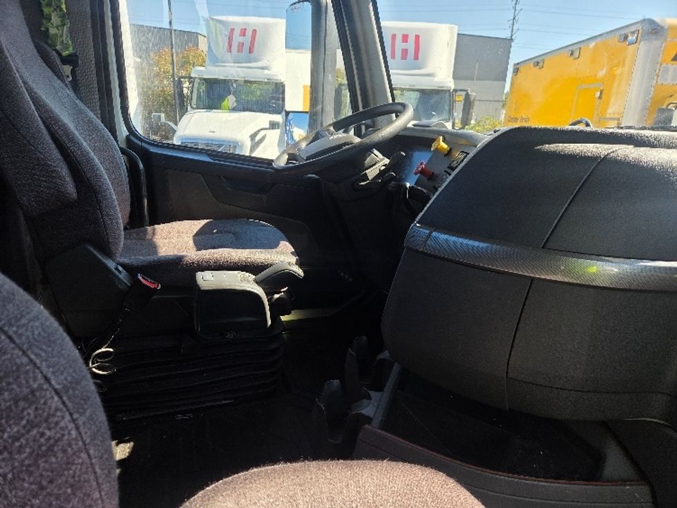 Day Cab Tractor-Heavy Duty Tractors-Volvo-2021-VNL64T300-Kent-WA-208,321\n\t\tmiles-$ 70,750 - Image 14