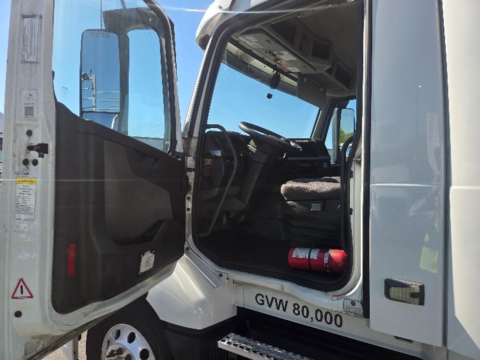Day Cab Tractor-Heavy Duty Tractors-Volvo-2021-VNL64T300-Kent-WA-208,321\n\t\tmiles-$ 70,750 - Image 9