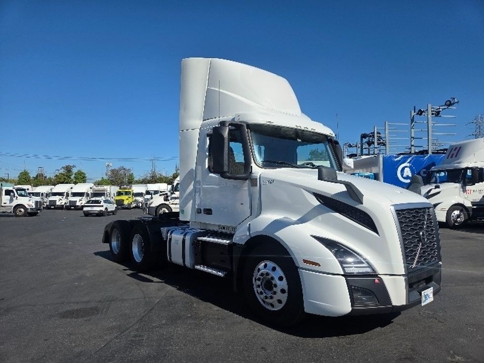 Day Cab Tractor-Heavy Duty Tractors-Volvo-2021-VNL64T300-Kent-WA-209,277\n\t\tmiles-$ 70,750 - Image 1