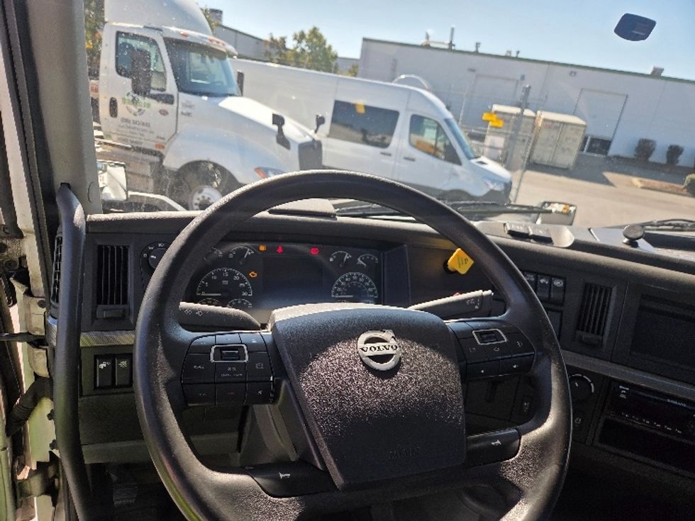 Day Cab Tractor-Heavy Duty Tractors-Volvo-2021-VNL64T300-Kent-WA-209,277\n\t\tmiles-$ 70,750 - Image 11