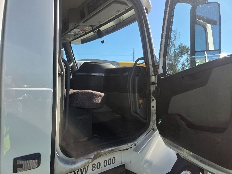 Day Cab Tractor-Heavy Duty Tractors-Volvo-2021-VNL64T300-Kent-WA-209,277\n\t\tmiles-$ 70,750 - Image 12