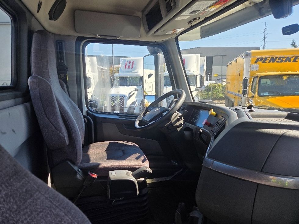 Day Cab Tractor-Heavy Duty Tractors-Volvo-2021-VNL64T300-Kent-WA-209,277\n\t\tmiles-$ 70,750 - Image 14