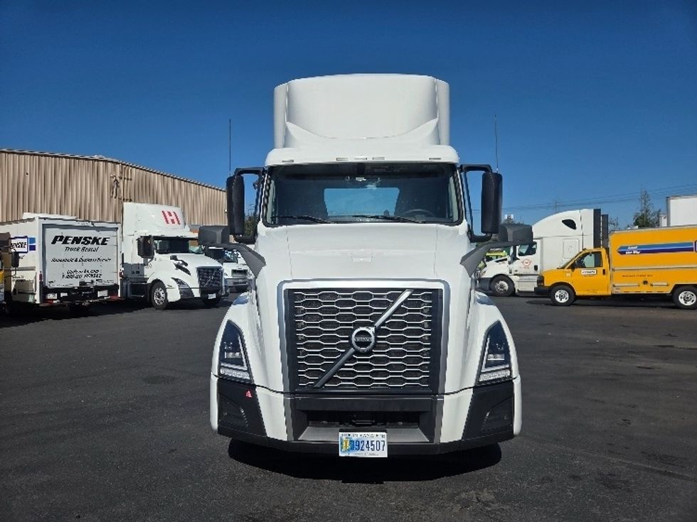 Day Cab Tractor-Heavy Duty Tractors-Volvo-2021-VNL64T300-Kent-WA-209,277\n\t\tmiles-$ 70,750 - Image 2