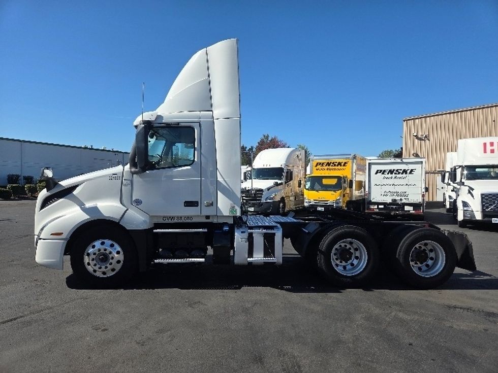 Day Cab Tractor-Heavy Duty Tractors-Volvo-2021-VNL64T300-Kent-WA-209,277\n\t\tmiles-$ 70,750 - Image 4