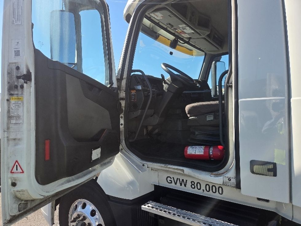 Day Cab Tractor-Heavy Duty Tractors-Volvo-2021-VNL64T300-Kent-WA-209,277\n\t\tmiles-$ 70,750 - Image 9