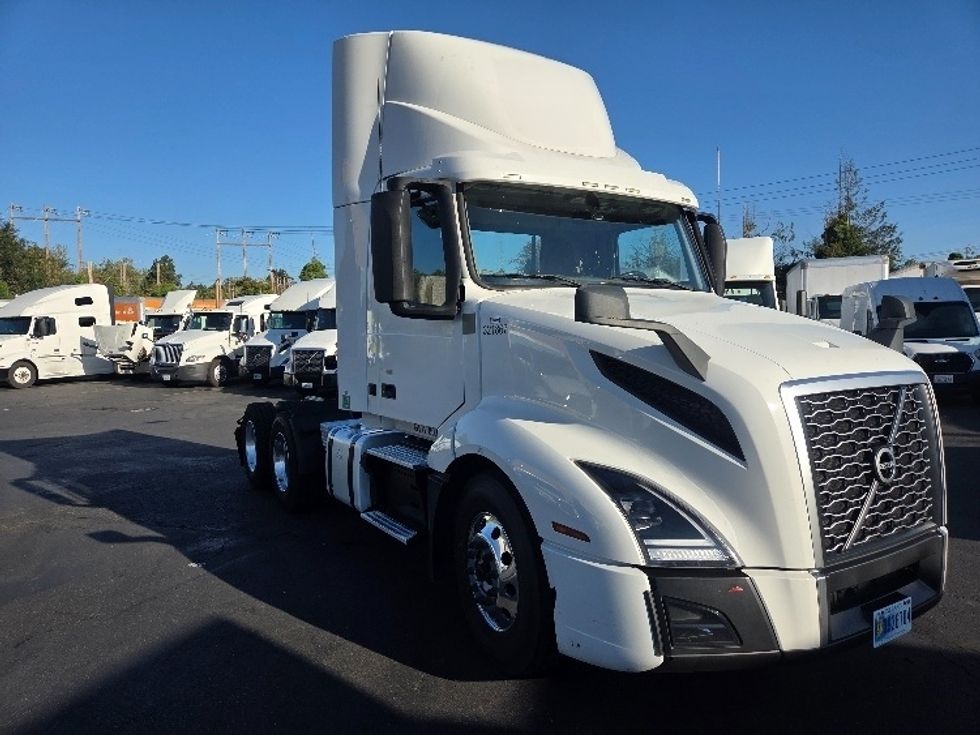 Day Cab Tractor-Heavy Duty Tractors-Volvo-2021-VNL64T300-Kent-WA-209,692\n\t\tmiles-$ 70,500 - Image 1