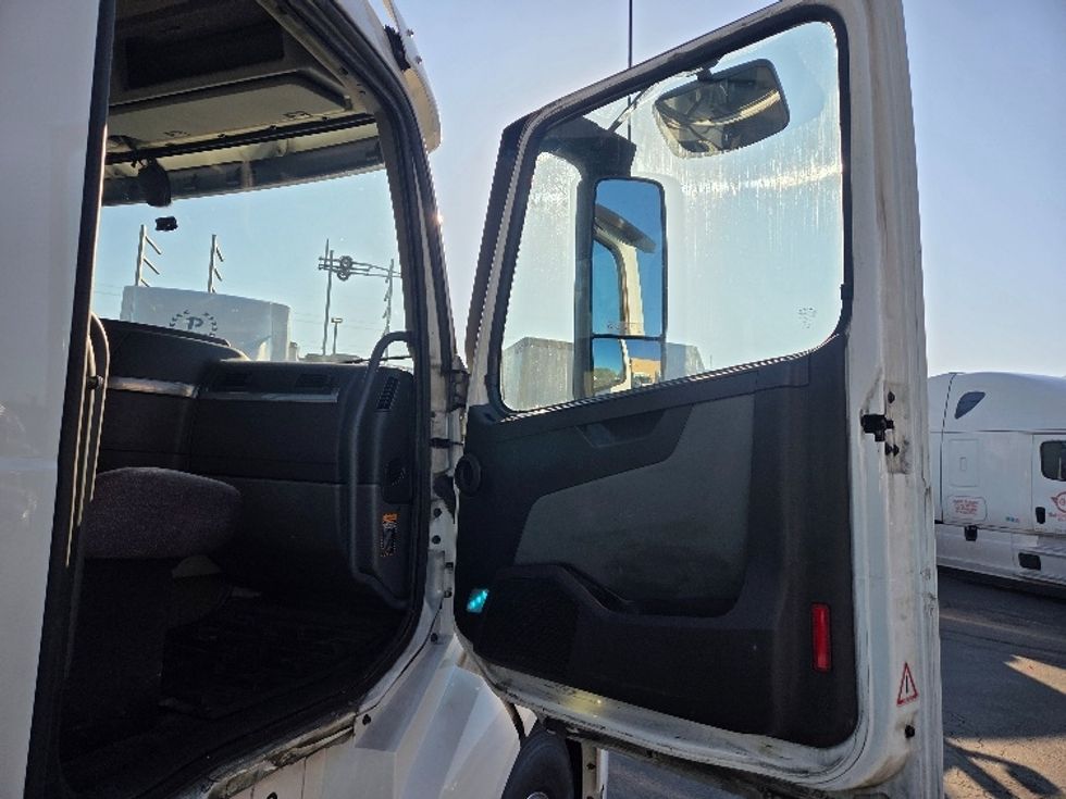 Day Cab Tractor-Heavy Duty Tractors-Volvo-2021-VNL64T300-Kent-WA-209,692\n\t\tmiles-$ 70,500 - Image 12