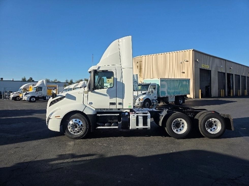 Day Cab Tractor-Heavy Duty Tractors-Volvo-2021-VNL64T300-Kent-WA-209,692\n\t\tmiles-$ 70,500 - Image 4