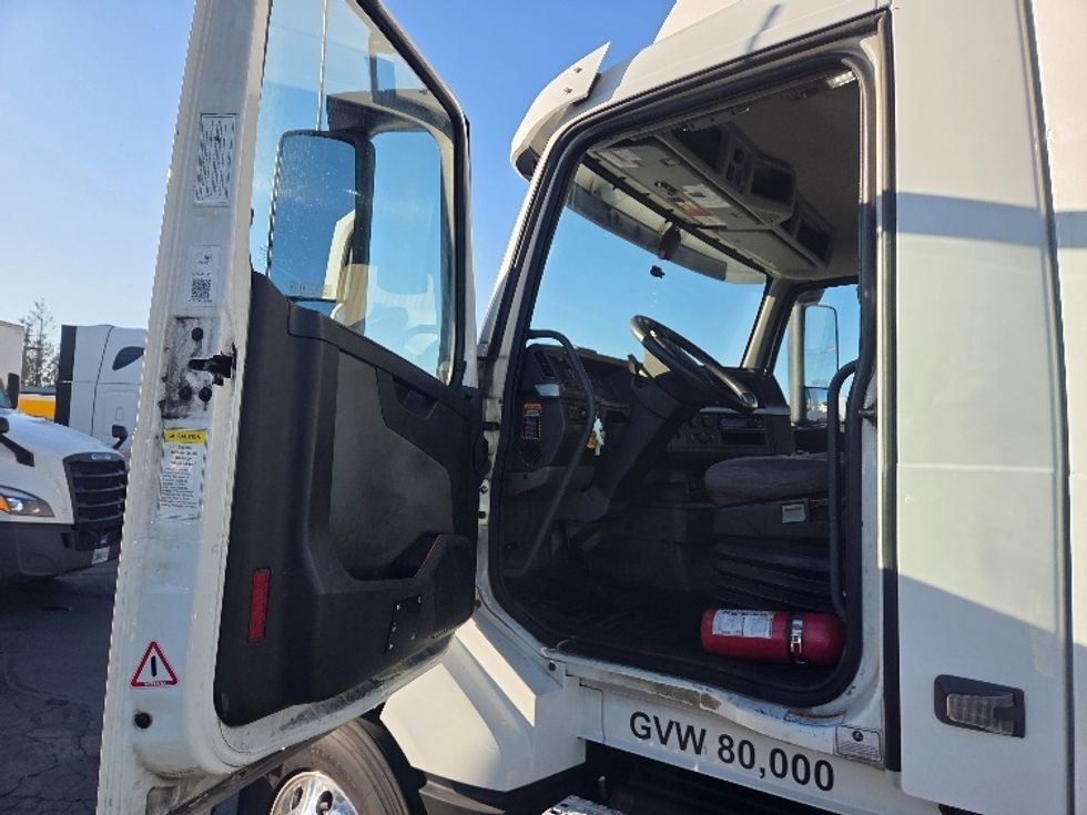 Day Cab Tractor-Heavy Duty Tractors-Volvo-2021-VNL64T300-Kent-WA-209,692\n\t\tmiles-$ 70,500 - Image 9