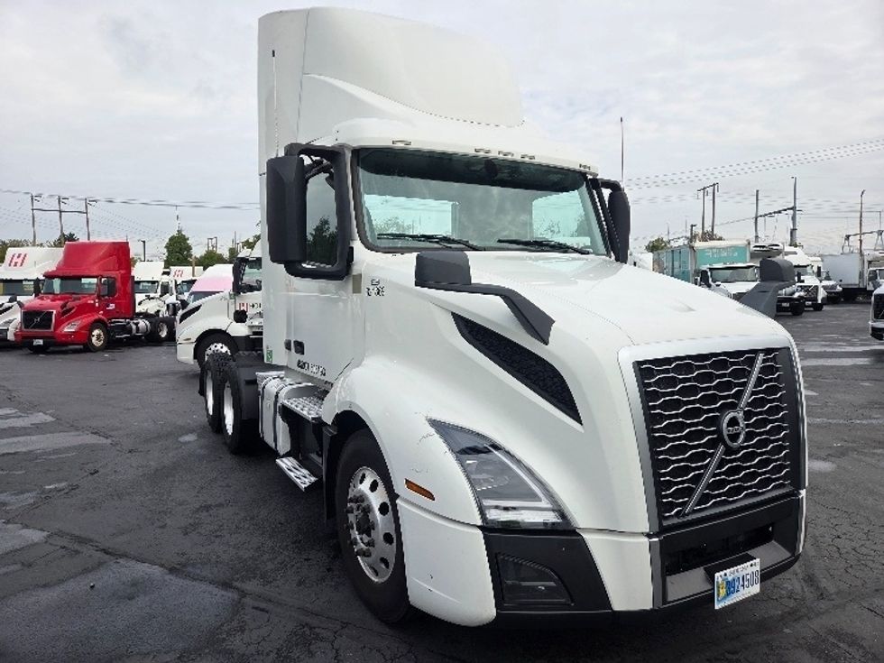 Day Cab Tractor-Heavy Duty Tractors-Volvo-2021-VNL64T300-Kent-WA-231,859\n\t\tmiles-$ 69,250 - Image 1