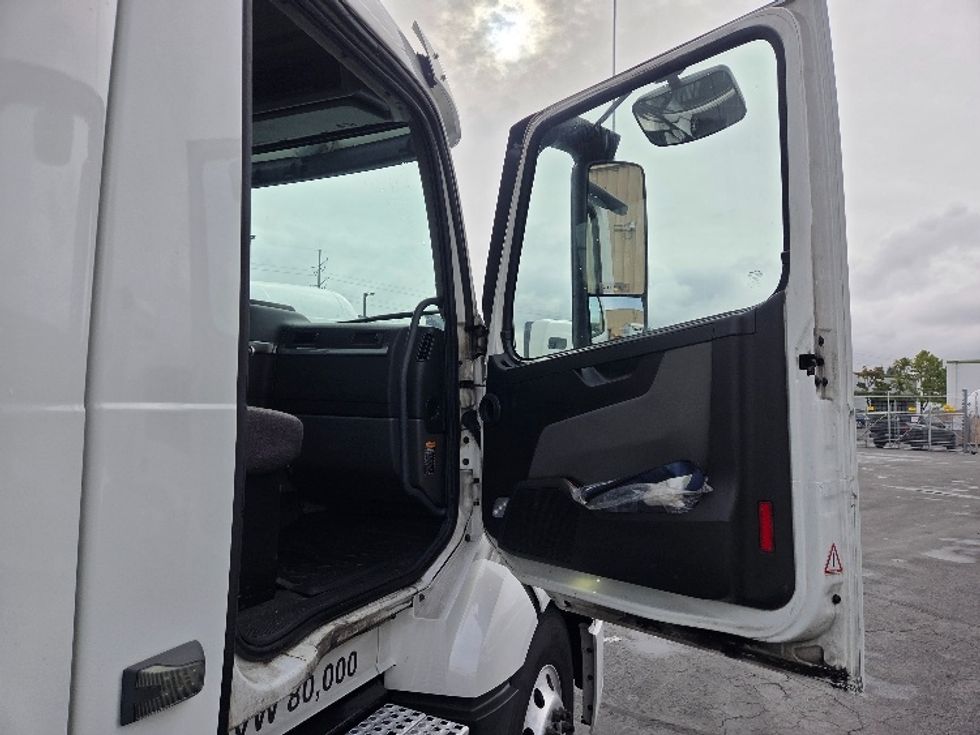 Day Cab Tractor-Heavy Duty Tractors-Volvo-2021-VNL64T300-Kent-WA-231,859\n\t\tmiles-$ 69,250 - Image 12