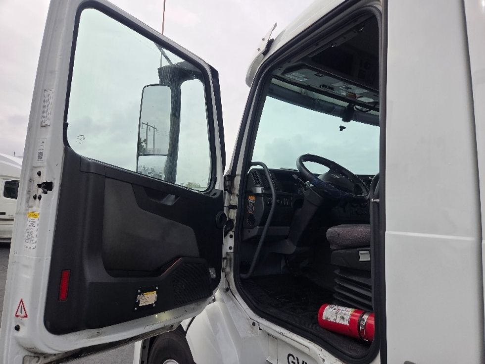 Day Cab Tractor-Heavy Duty Tractors-Volvo-2021-VNL64T300-Kent-WA-231,859\n\t\tmiles-$ 69,250 - Image 9
