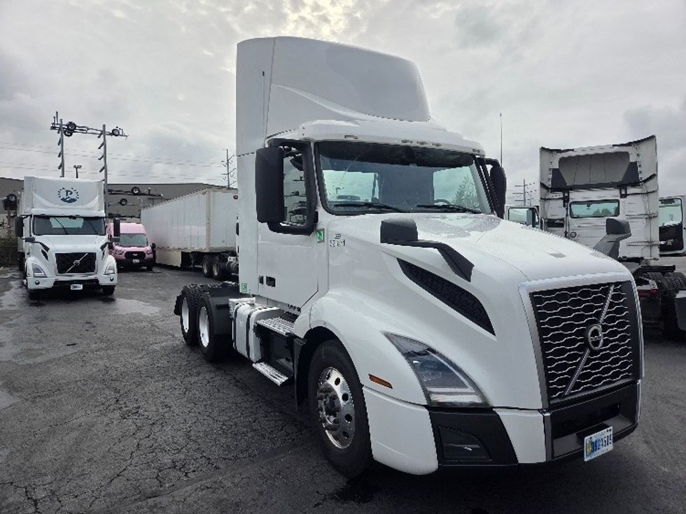Day Cab Tractor-Heavy Duty Tractors-Volvo-2021-VNL64T300-Kent-WA-232,350\n\t\tmiles-$ 69,250 - Image 1