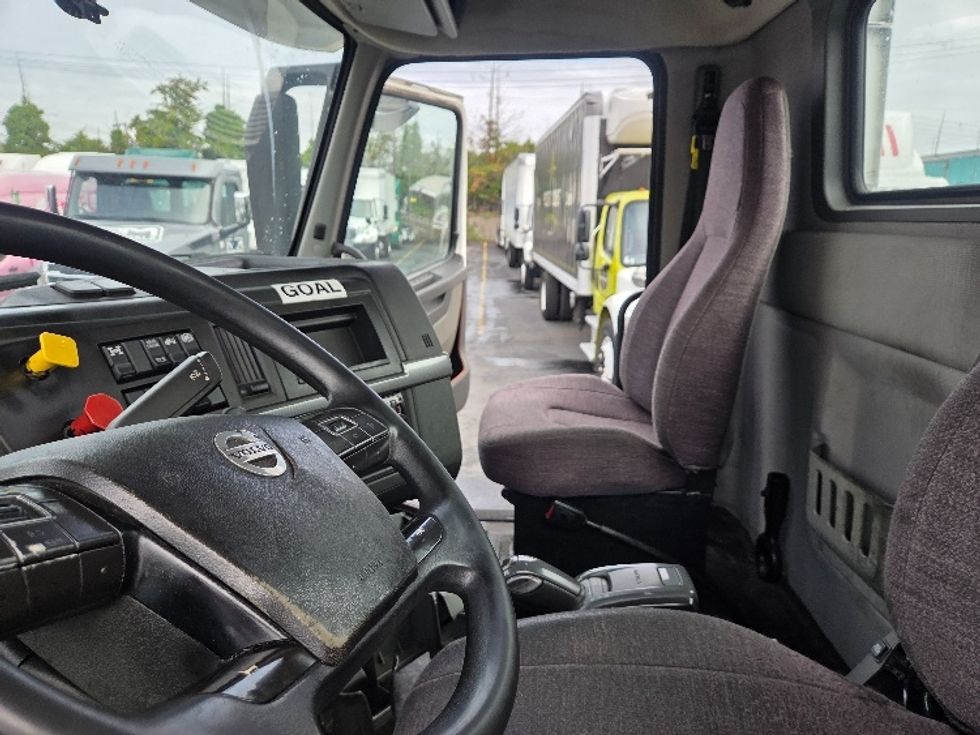 Day Cab Tractor-Heavy Duty Tractors-Volvo-2021-VNL64T300-Kent-WA-232,350\n\t\tmiles-$ 69,250 - Image 10