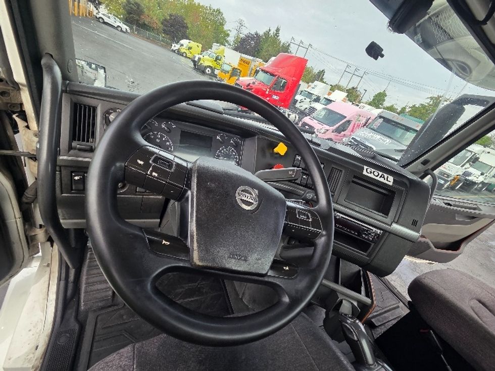 Day Cab Tractor-Heavy Duty Tractors-Volvo-2021-VNL64T300-Kent-WA-232,350\n\t\tmiles-$ 69,250 - Image 11
