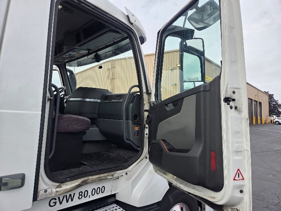 Day Cab Tractor-Heavy Duty Tractors-Volvo-2021-VNL64T300-Kent-WA-232,350\n\t\tmiles-$ 69,250 - Image 12