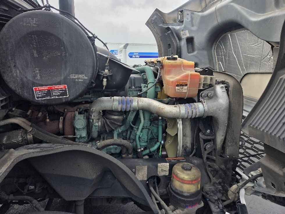 Day Cab Tractor-Heavy Duty Tractors-Volvo-2021-VNL64T300-Kent-WA-232,350\n\t\tmiles-$ 69,250 - Image 15