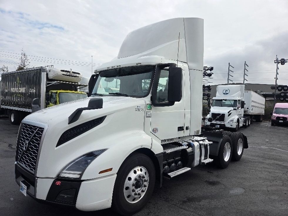 Day Cab Tractor-Heavy Duty Tractors-Volvo-2021-VNL64T300-Kent-WA-232,350\n\t\tmiles-$ 69,250 - Image 3