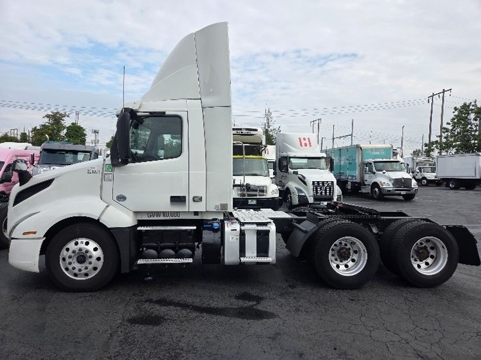 Day Cab Tractor-Heavy Duty Tractors-Volvo-2021-VNL64T300-Kent-WA-232,350\n\t\tmiles-$ 69,250 - Image 4