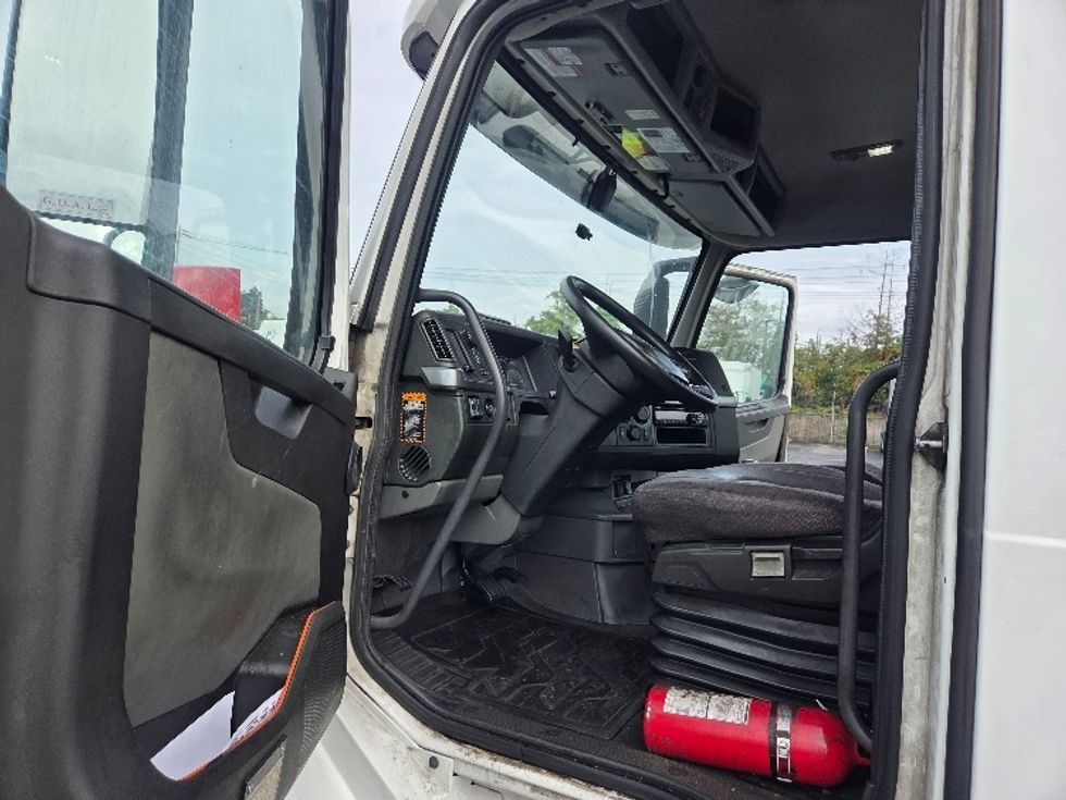 Day Cab Tractor-Heavy Duty Tractors-Volvo-2021-VNL64T300-Kent-WA-232,350\n\t\tmiles-$ 69,250 - Image 9