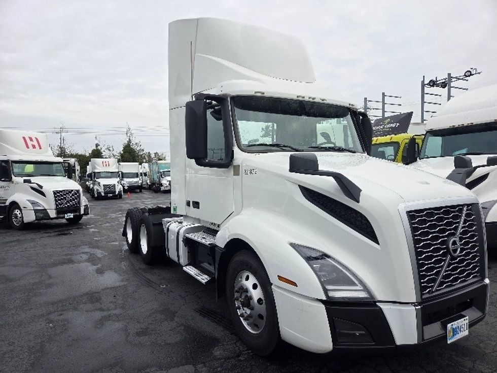 Day Cab Tractor-Heavy Duty Tractors-Volvo-2021-VNL64T300-Kent-WA-232,715\n\t\tmiles-$ 69,000 - Image 1