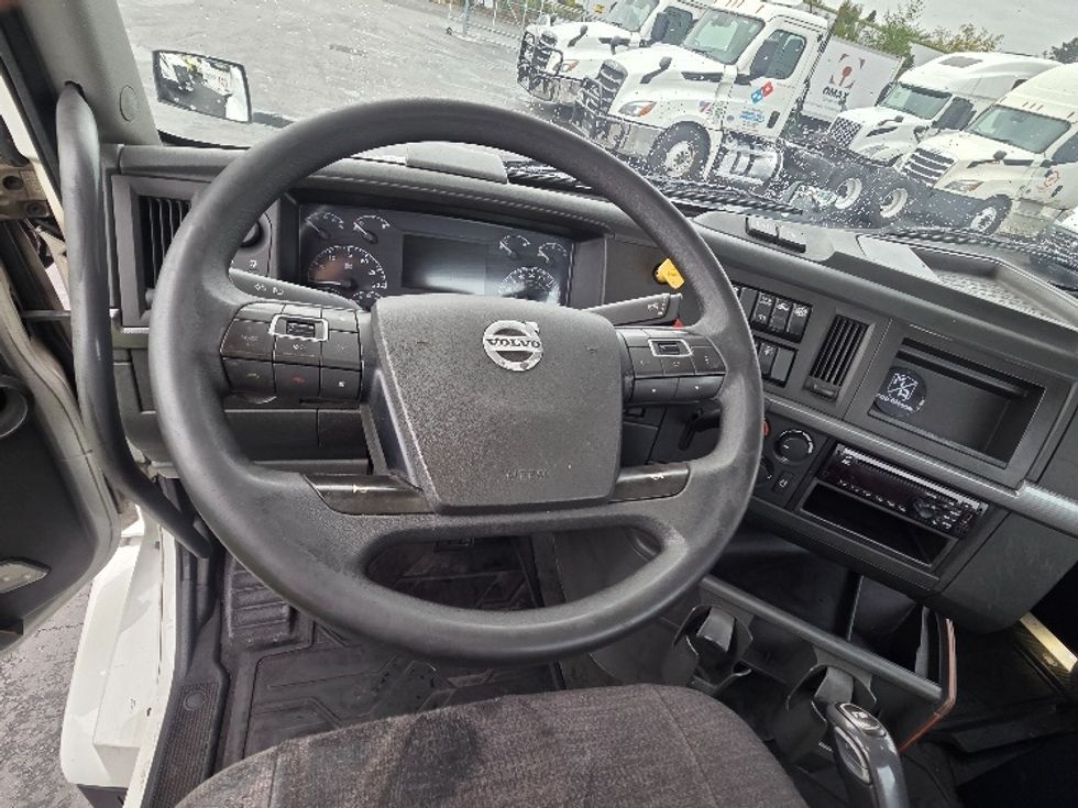 Day Cab Tractor-Heavy Duty Tractors-Volvo-2021-VNL64T300-Kent-WA-232,715\n\t\tmiles-$ 69,000 - Image 11