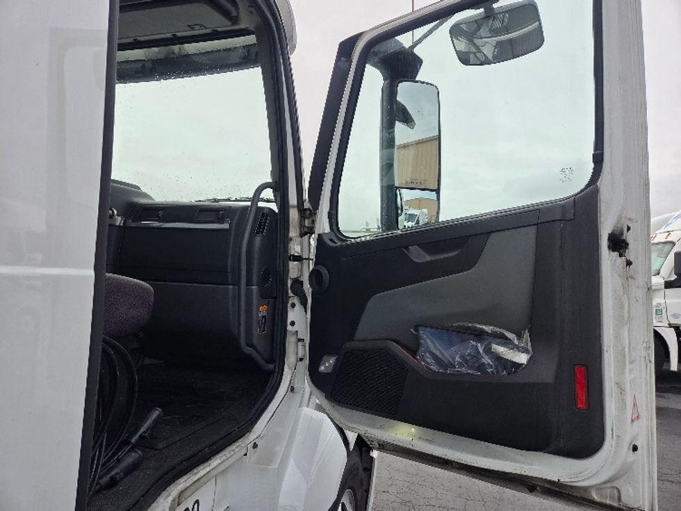 Day Cab Tractor-Heavy Duty Tractors-Volvo-2021-VNL64T300-Kent-WA-232,715\n\t\tmiles-$ 69,000 - Image 12