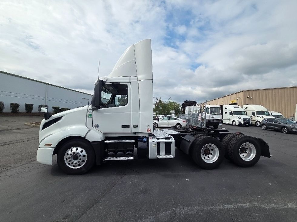 Day Cab Tractor-Heavy Duty Tractors-Volvo-2021-VNL64T300-Kent-WA-232,715\n\t\tmiles-$ 69,000 - Image 4