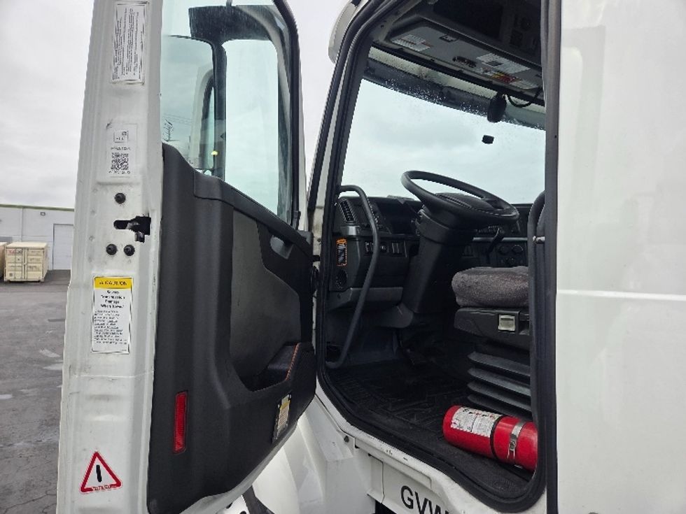 Day Cab Tractor-Heavy Duty Tractors-Volvo-2021-VNL64T300-Kent-WA-232,715\n\t\tmiles-$ 69,000 - Image 9