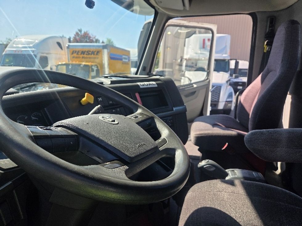 Day Cab Tractor-Heavy Duty Tractors-Volvo-2021-VNL64T300-Kent-WA-243,644\n\t\tmiles-$ 67,750 - Image 10