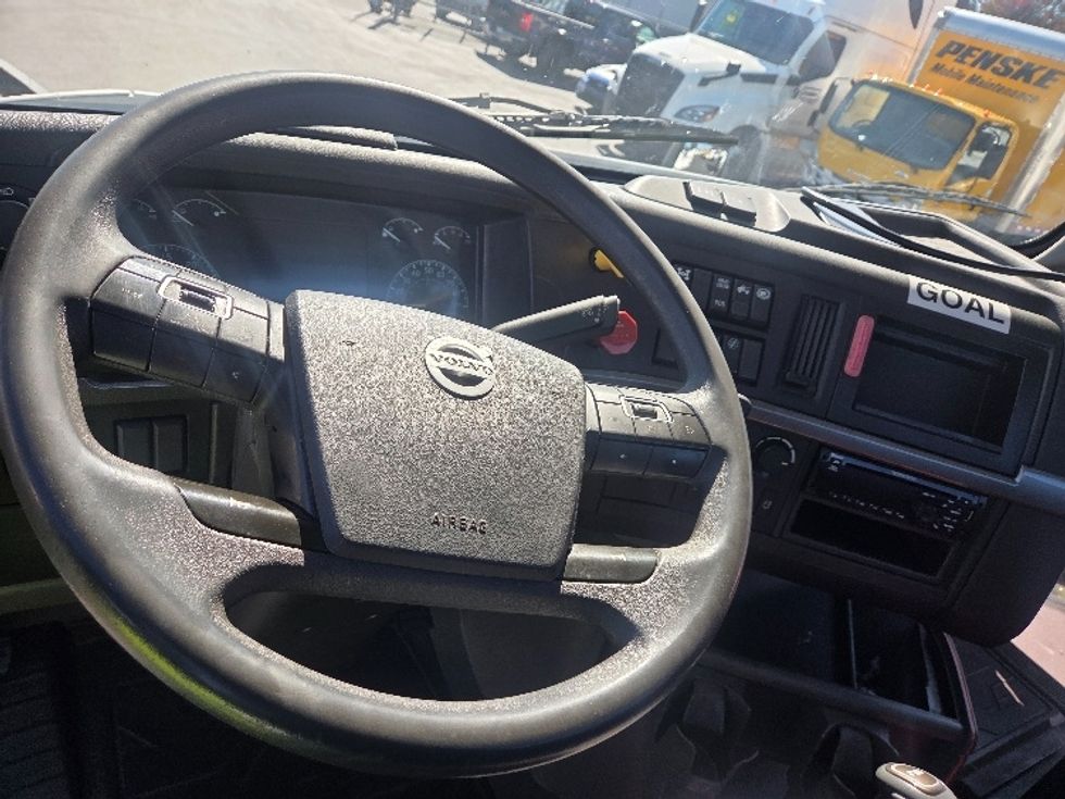 Day Cab Tractor-Heavy Duty Tractors-Volvo-2021-VNL64T300-Kent-WA-243,644\n\t\tmiles-$ 67,750 - Image 11