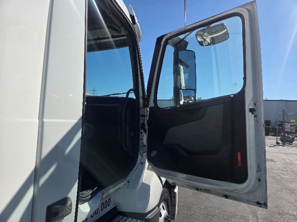 Day Cab Tractor-Heavy Duty Tractors-Volvo-2021-VNL64T300-Kent-WA-243,644\n\t\tmiles-$ 67,750 - Image 12