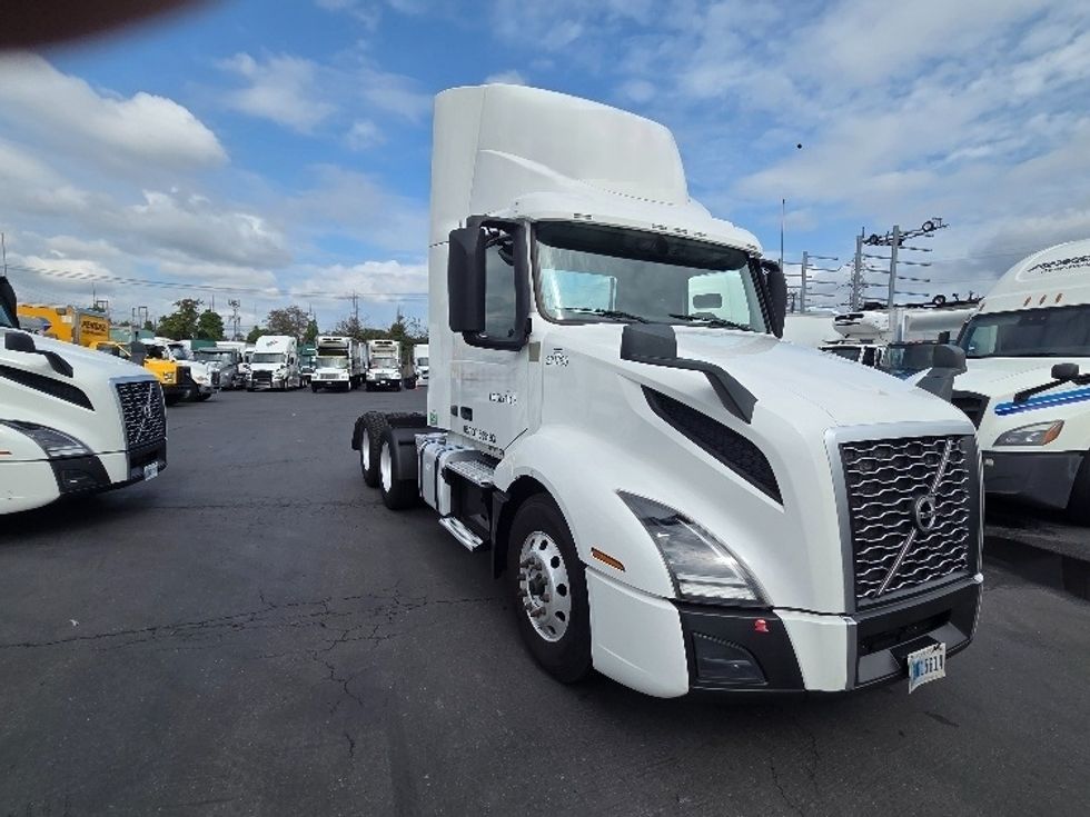 Day Cab Tractor-Heavy Duty Tractors-Volvo-2021-VNL64T300-Kent-WA-243,883\n\t\tmiles-$ 67,750 - Image 1