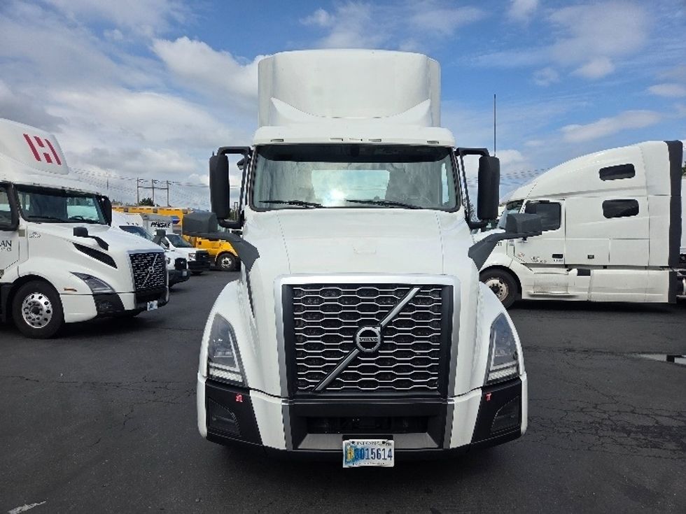Day Cab Tractor-Heavy Duty Tractors-Volvo-2021-VNL64T300-Kent-WA-243,883\n\t\tmiles-$ 67,750 - Image 2