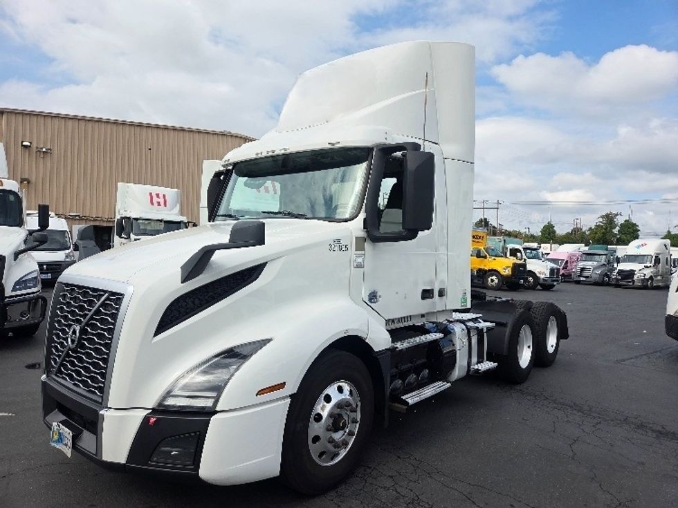 Day Cab Tractor-Heavy Duty Tractors-Volvo-2021-VNL64T300-Kent-WA-243,883\n\t\tmiles-$ 67,750 - Image 3