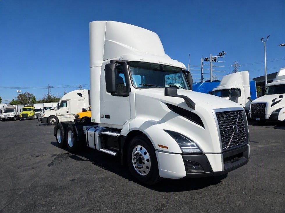 Day Cab Tractor-Heavy Duty Tractors-Volvo-2021-VNL64T300-Kent-WA-261,246\n\t\tmiles-$ 60,750 - Image 1