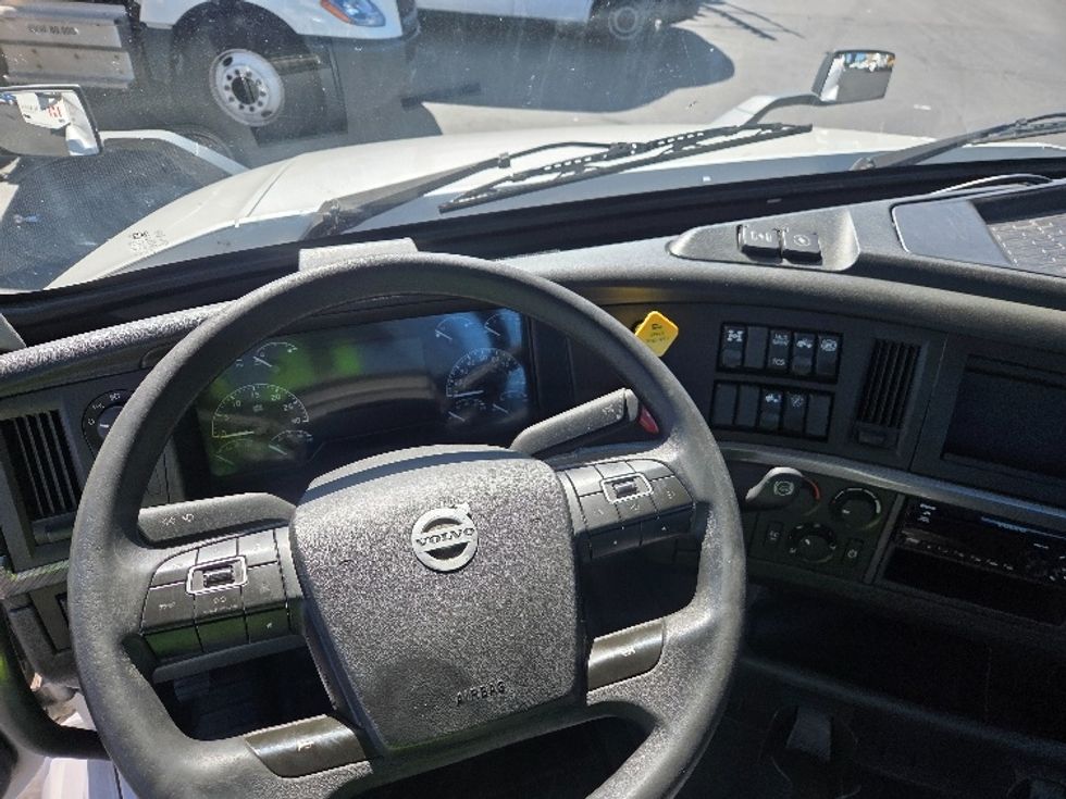 Day Cab Tractor-Heavy Duty Tractors-Volvo-2021-VNL64T300-Kent-WA-261,246\n\t\tmiles-$ 60,750 - Image 11