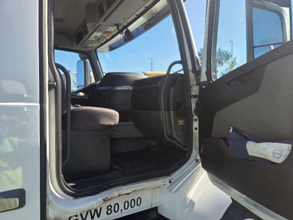 Day Cab Tractor-Heavy Duty Tractors-Volvo-2021-VNL64T300-Kent-WA-261,246\n\t\tmiles-$ 60,750 - Image 12