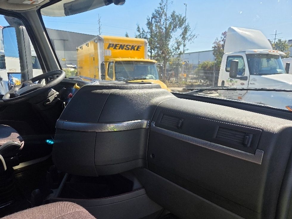Day Cab Tractor-Heavy Duty Tractors-Volvo-2021-VNL64T300-Kent-WA-261,246\n\t\tmiles-$ 60,750 - Image 13