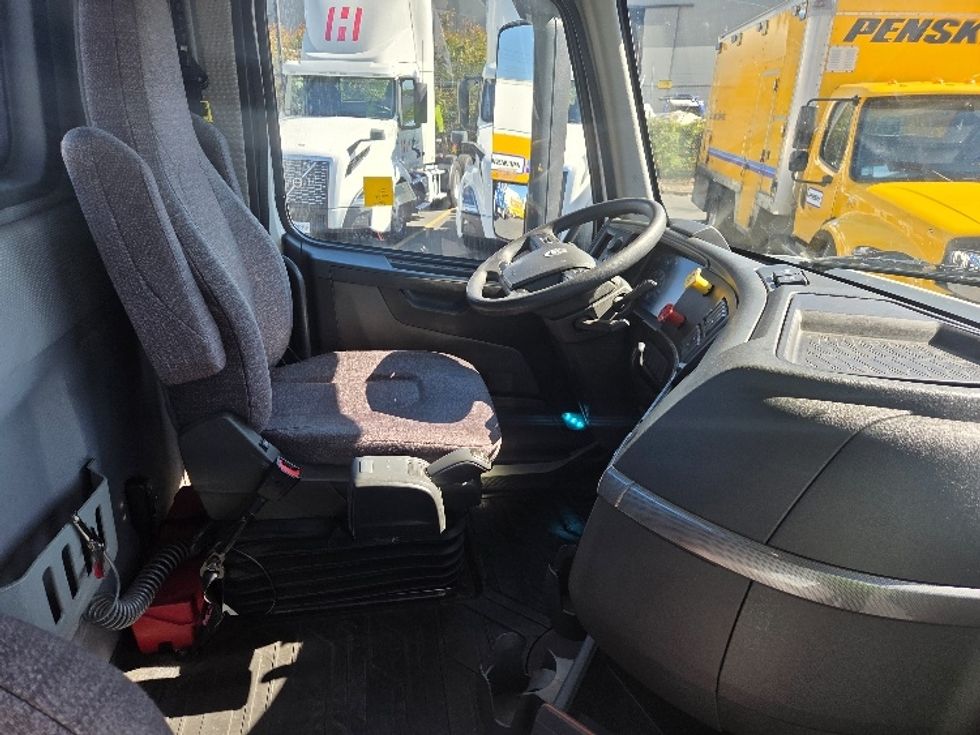 Day Cab Tractor-Heavy Duty Tractors-Volvo-2021-VNL64T300-Kent-WA-261,246\n\t\tmiles-$ 60,750 - Image 14