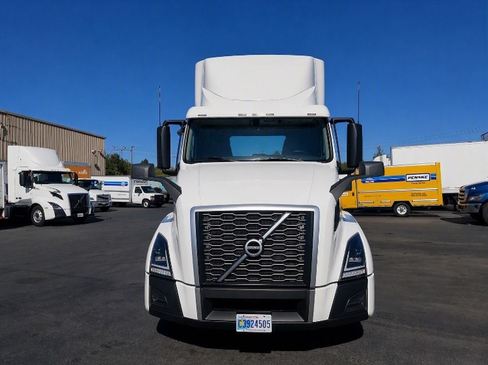 Day Cab Tractor-Heavy Duty Tractors-Volvo-2021-VNL64T300-Kent-WA-261,246\n\t\tmiles-$ 60,750 - Image 2