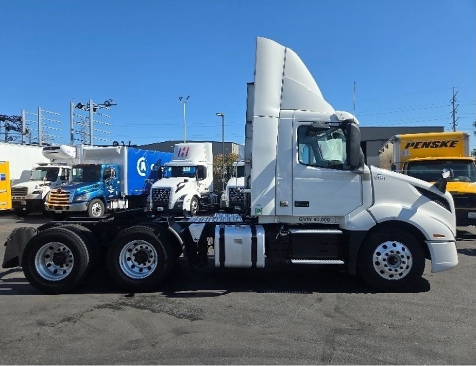 Day Cab Tractor-Heavy Duty Tractors-Volvo-2021-VNL64T300-Kent-WA-261,246\n\t\tmiles-$ 60,750 - Image 8