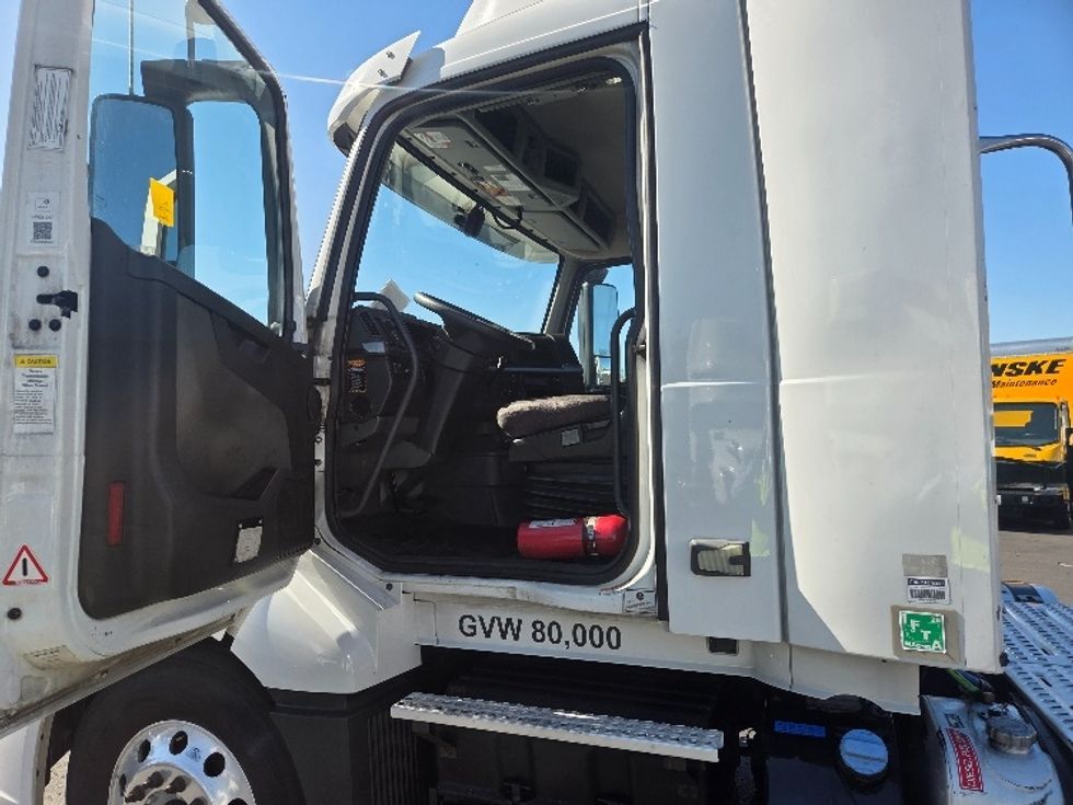 Day Cab Tractor-Heavy Duty Tractors-Volvo-2021-VNL64T300-Kent-WA-261,246\n\t\tmiles-$ 60,750 - Image 9